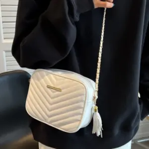 ⁦Mini Tassel & Metal Decor Chevron Quilted Square Bag⁩ - الصورة ⁦2⁩